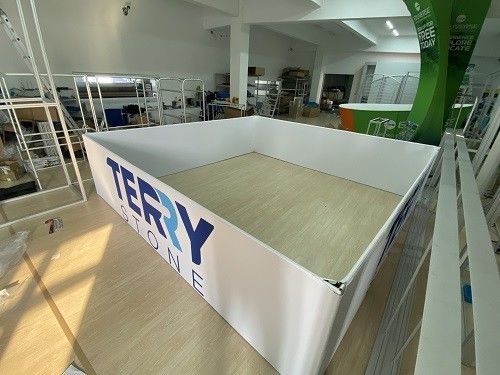 Plafon Persegi Overhead Menggantung Tanda Pameran Dagang Berdiri Kain Melengkung